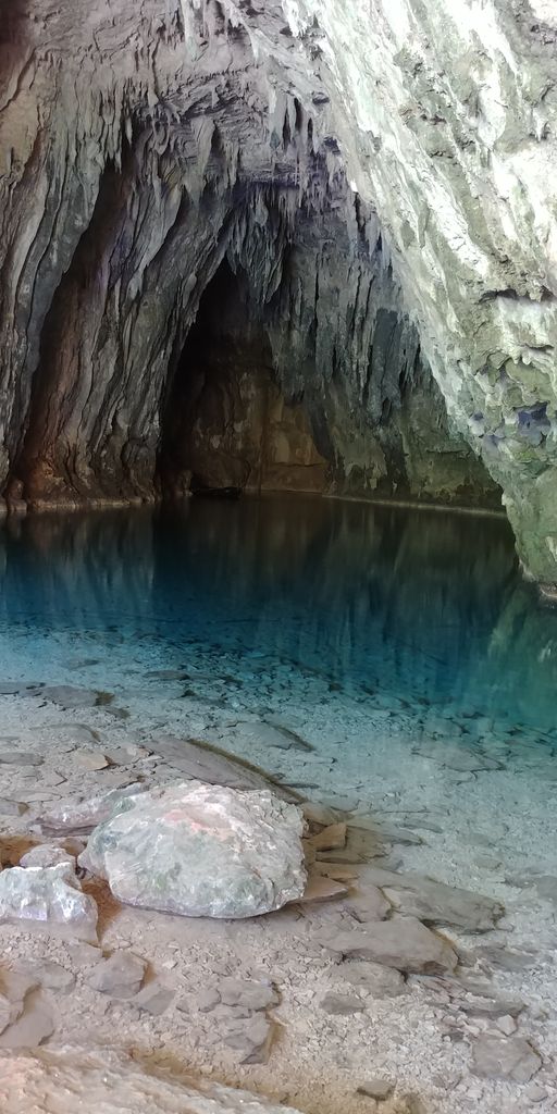 lac dans une grotte a choranche