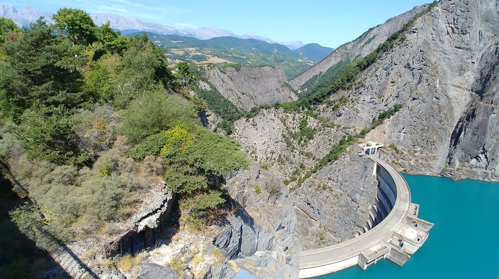 barrage edf sur le lac monteynard