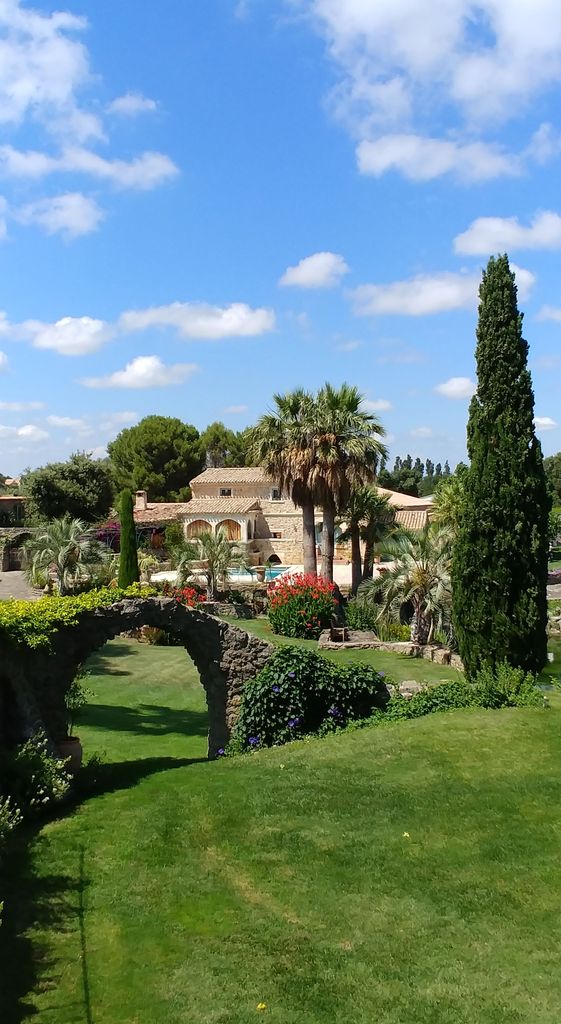 jardin sculpté avec arbres et fleurs