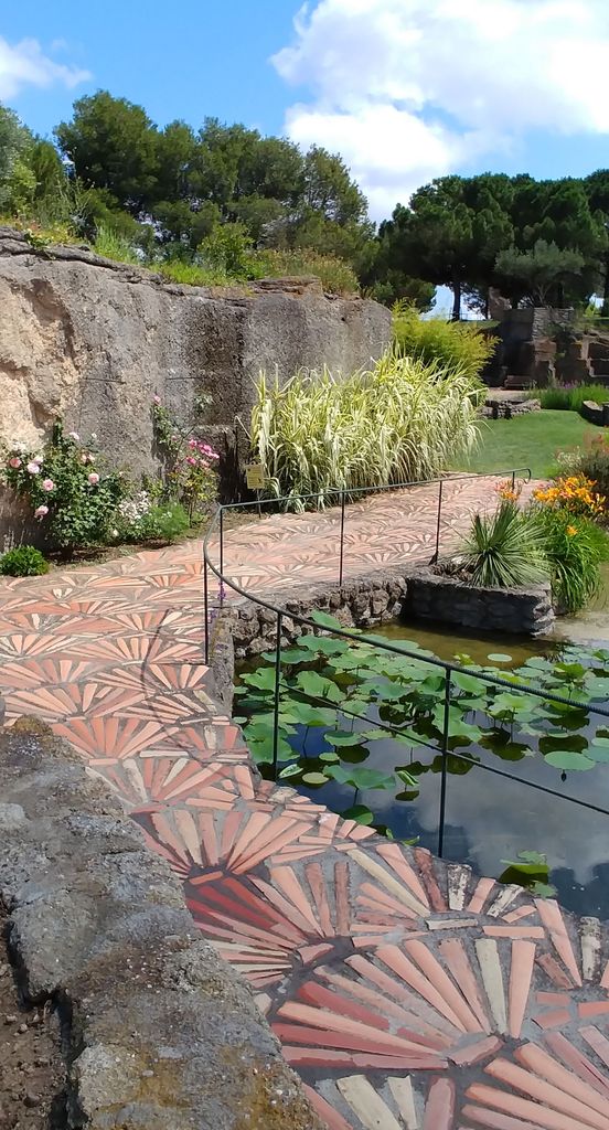 entrée du jardin de st adrien avec tuiles servant de chemin