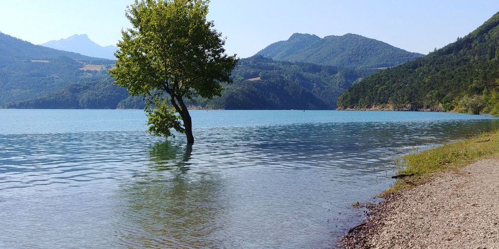 sur le bord du lac monteynard