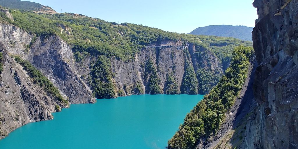 barrage d'eau turquoise