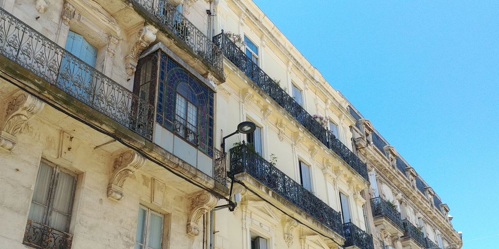 verriere bow window dans le centre de sete