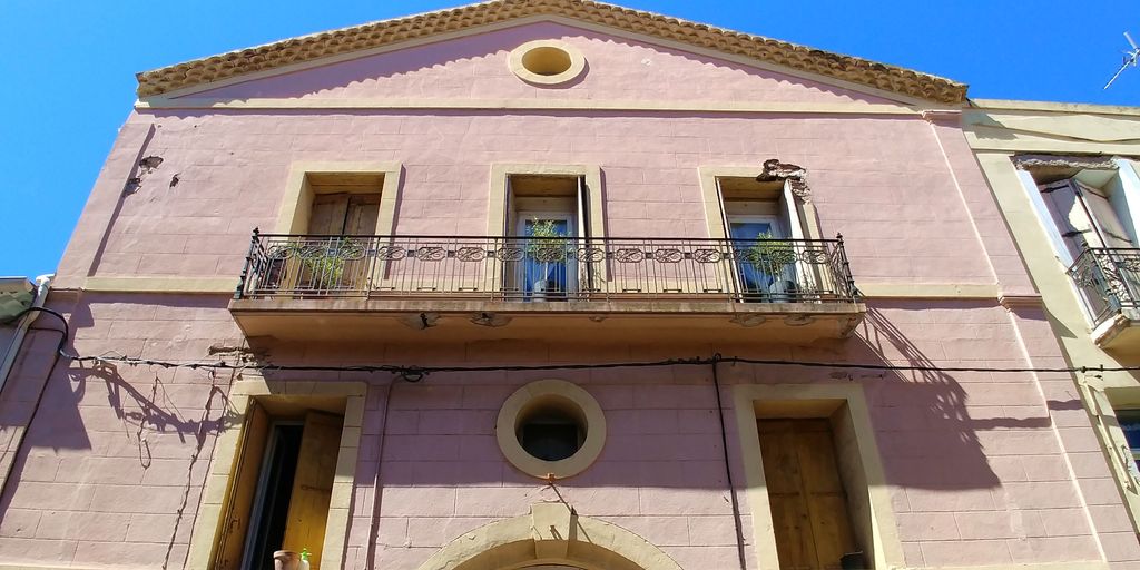 maison rose dans les hauteurs de sète