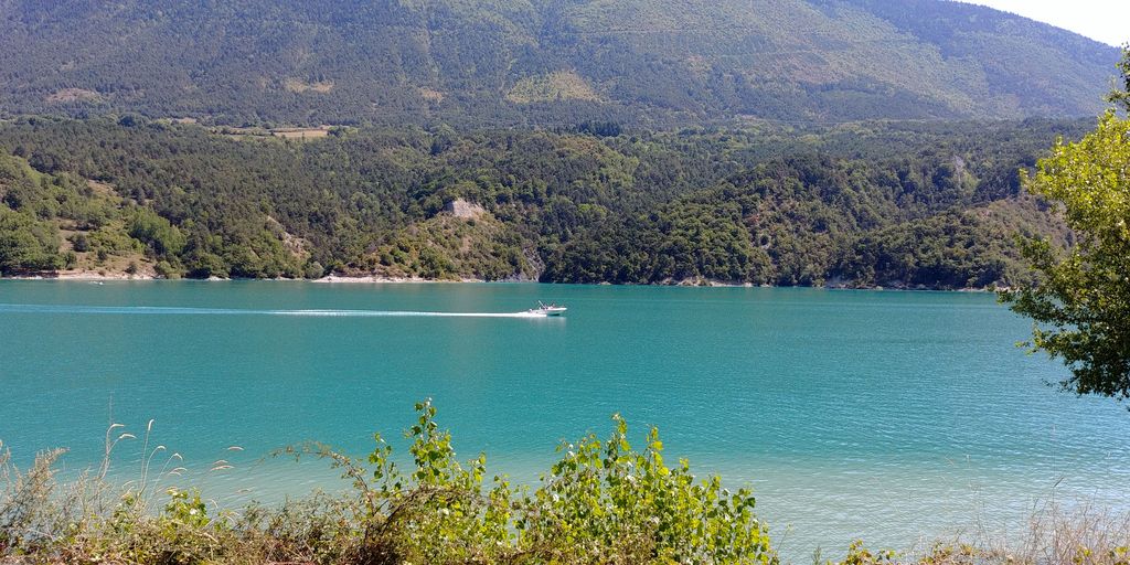 pique-nique au bord du lac de monteynard