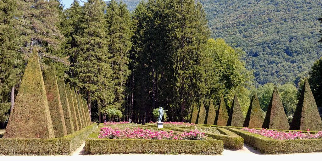 jardin sculpté avec haies en pyramides