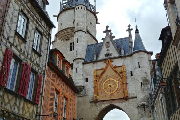 tour de l'horloge centre d'auxerre