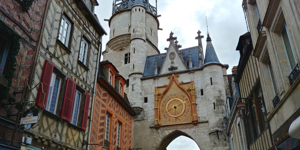 tour de l'horloge centre d'auxerre