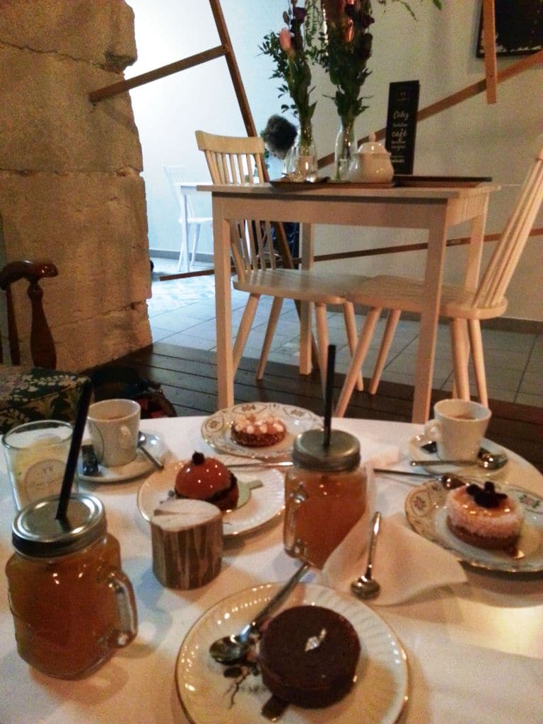 gouter chez jeannine et suzanne lyon thé glacé citronnade patisseries haute couture