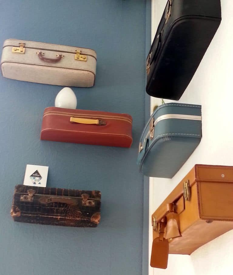 valises au mur du resto raffineuses