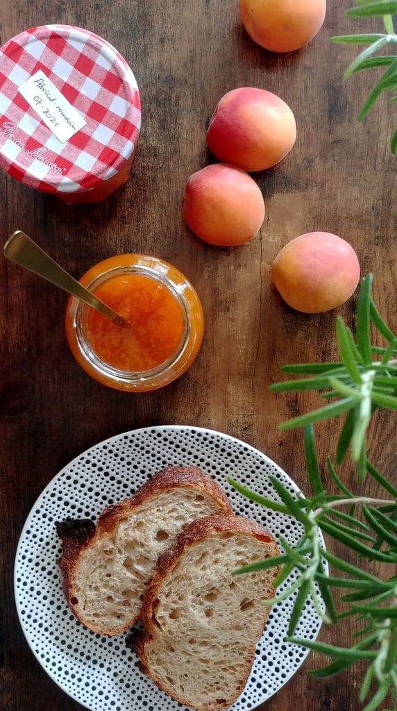 Confiture d'abricot au romarin fait maison