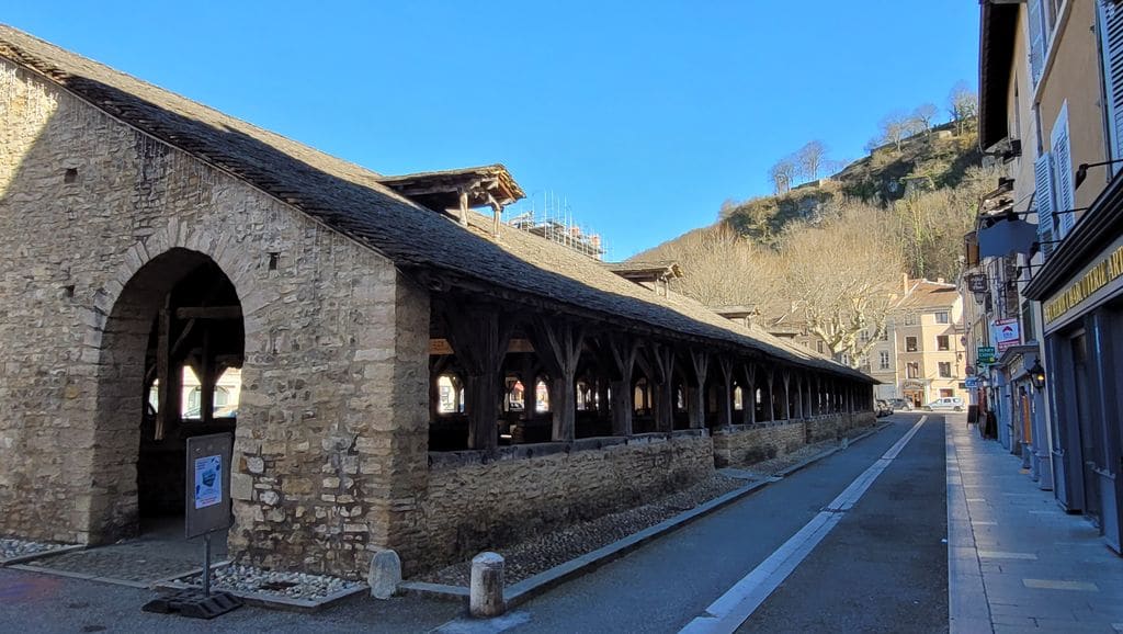 cremieu-balade-pres-de-lyon-halle