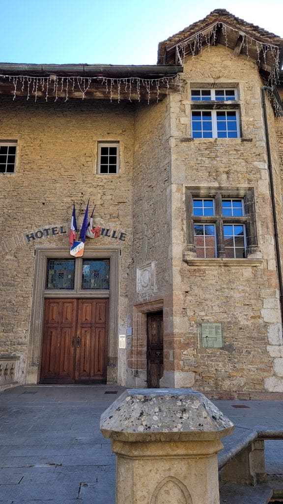 cremieu-balade-pres-de-lyon-mairie