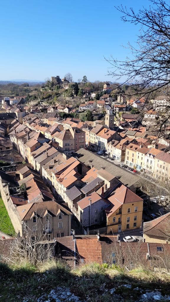 cremieu-balade-pres-de-lyon-vue-colline