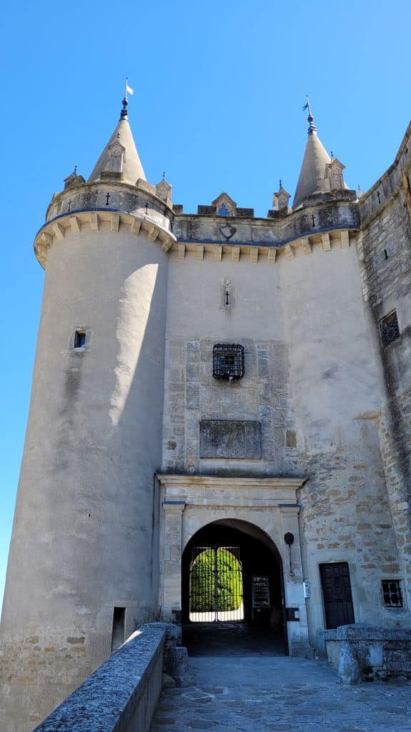 grignan-entree-chateau