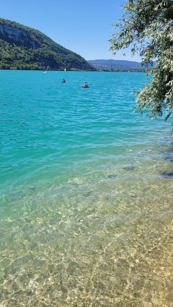 lac-nantua-couleur-eau