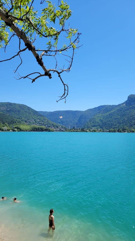 lac-nantua-eau-turquoise