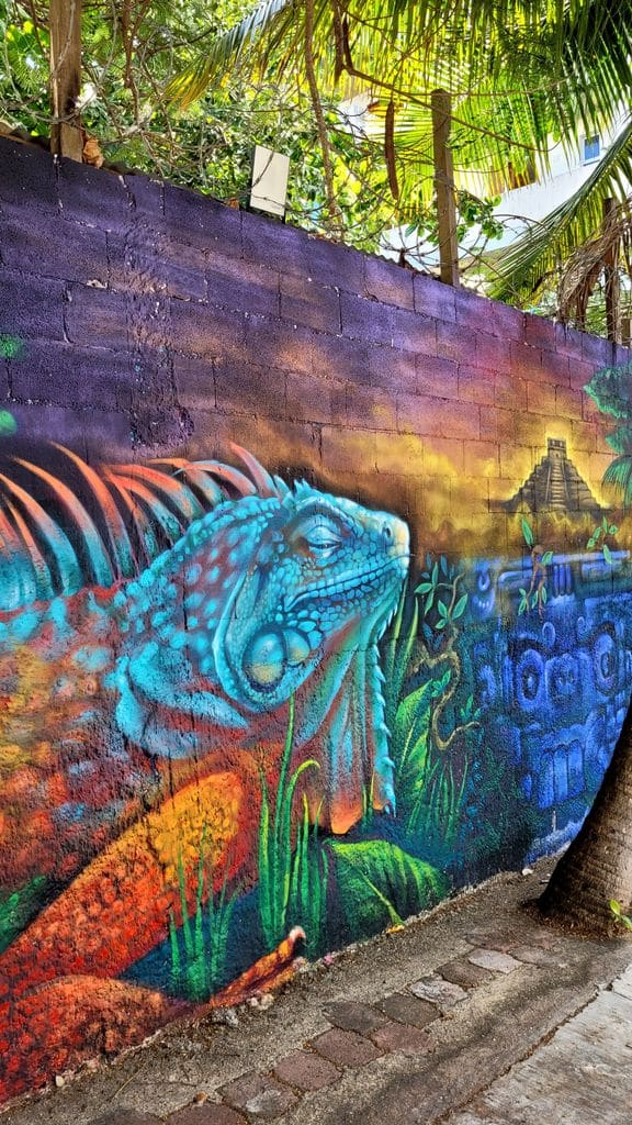 playa-del-carmen-street-art-chichen-itza