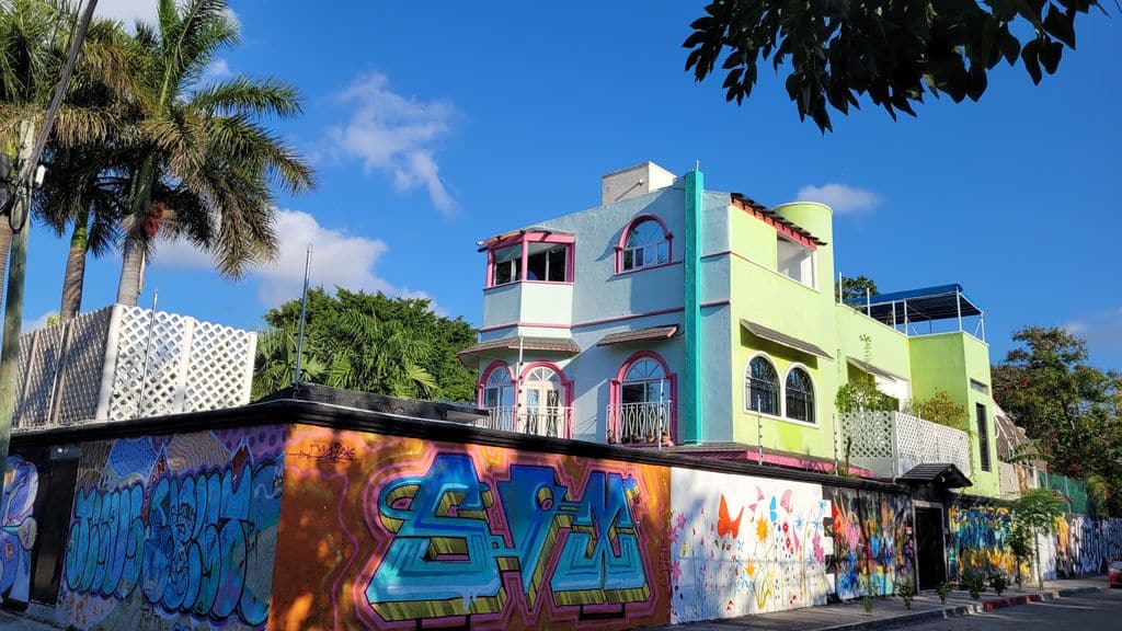 cancun-quetzal-hotel-street-art