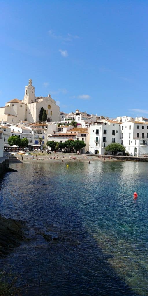 cadaques-eglise-plage