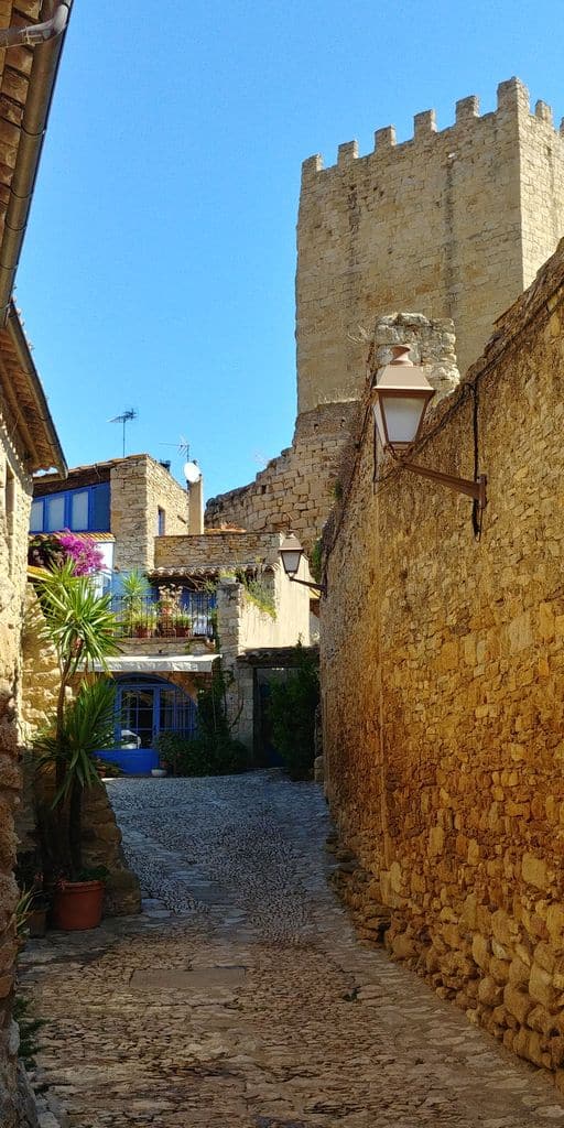 peratallada-village-medieval-chateau