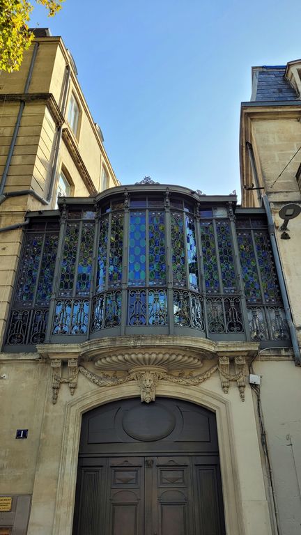 montpellier-architecture-bow-window