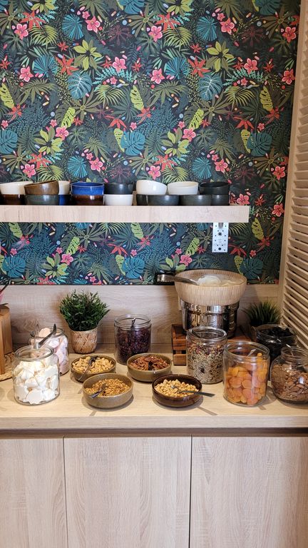 hill-club-brunch-granola-bar