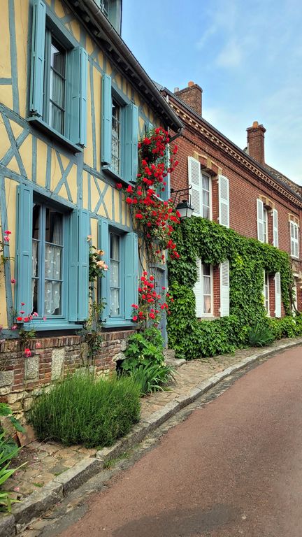 gerberoy-village-roses-6