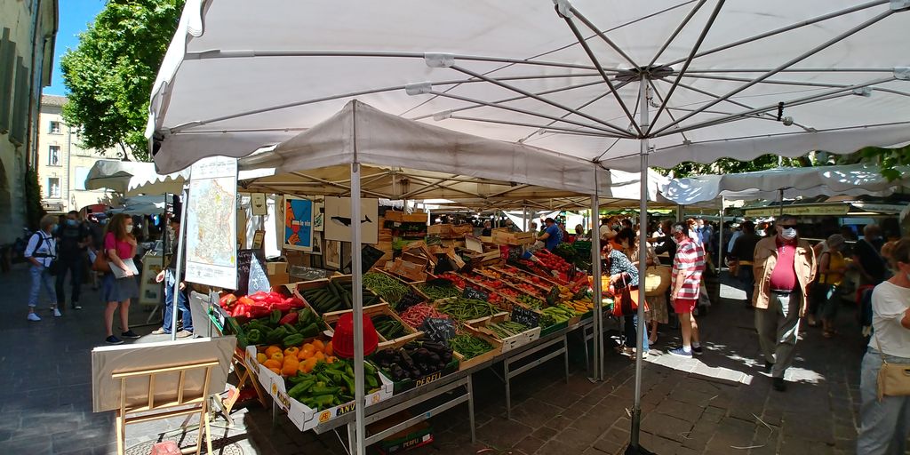 uzes-marche-place-aux-herbes-2