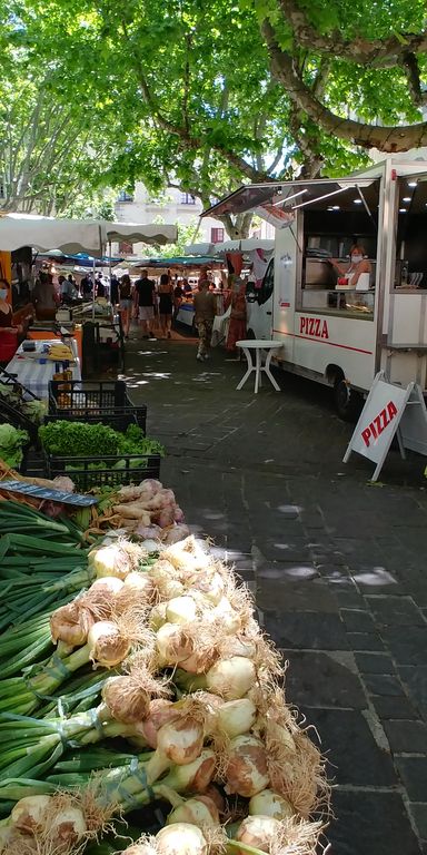 uzes-marche-place-aux-herbes