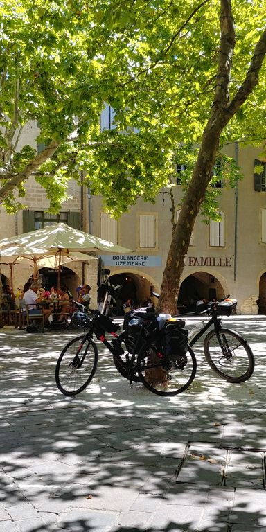 uzes-place-aux-herbes-2