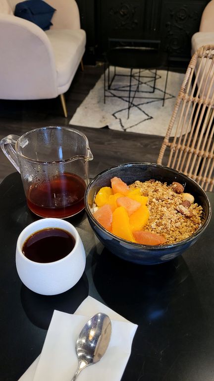 fika-lyon-granola-bowl