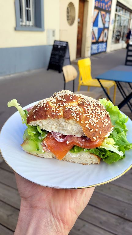kalia-cafe-lyon-bretzel-sandwich