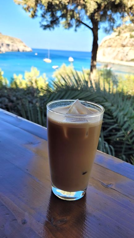 rhodes-cafe-frappe-anthony-quinn-bay